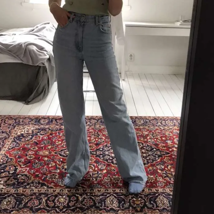Säljer dessa populära slutsålda Zara jeans! Använd Max 5 gånger och är i nyskick! Bara att skriva om någon vill ha fler bilder. . Jeans & Byxor.
