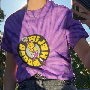 Silvana Imam t-shirt - Säljer min Silvana Imam-tröja då den aldrig riktigt kommit till användning. Knappt använd. Köpt på Helig Moder tour 2019. 150kr (frakt inkluderat i priset) 🥰✨ 