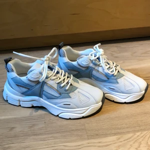 SKOR! - Helt oanvända skor som jag tycärr inte kommer använd pga ej min stil🥰 storlek 40!