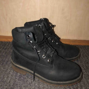 - Svarta timberland i använt men bra skick! Nypris var runt 1500kr (minns ej exakt) säljer för att de inte kommit till användning i år.   Normala i storlek ☺️