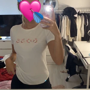Hugo boss t-shirt  - En ny fin Hugo boss t-shirt köpt på Hennings i Skövde. Aldrig kommit till användning. Storlek S men passar även M💘 pris kan sänkas vid snabb affär!