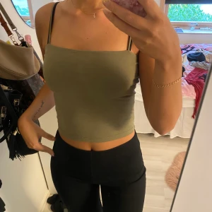 Grönt linne  - Ett fint grönt linne från ginatricot i storlek M💘