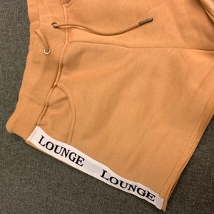 Shorts  - Shorts från Lounge. Skönaste shortsen i din garderob! Säljes pga. Fel färg. Endast testade. Nyrpis 450 kr. 