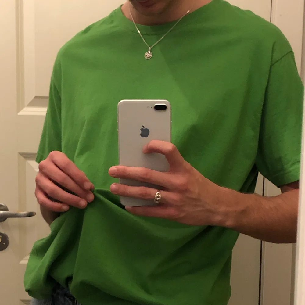 Superfin plane grön t-shirt i toppen skick! Älskar att den sitter lite oversized, då det är så snyggt att stoppa in i byxorna 😇!! Köpare står för frakt 💓✨.. T-shirts.