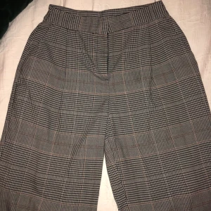 Rutiga byxor  - Ett par vida kostymbyxor i rutigt från Monki, storlek 38 men jag har sydd in dd i midjan så skulle säga att det är en w26
