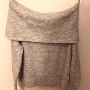 Stickat tröja från hm - Grå stickad tröja från hm. Aldrig använt därför säljer jag. Ganska stor i storleken 