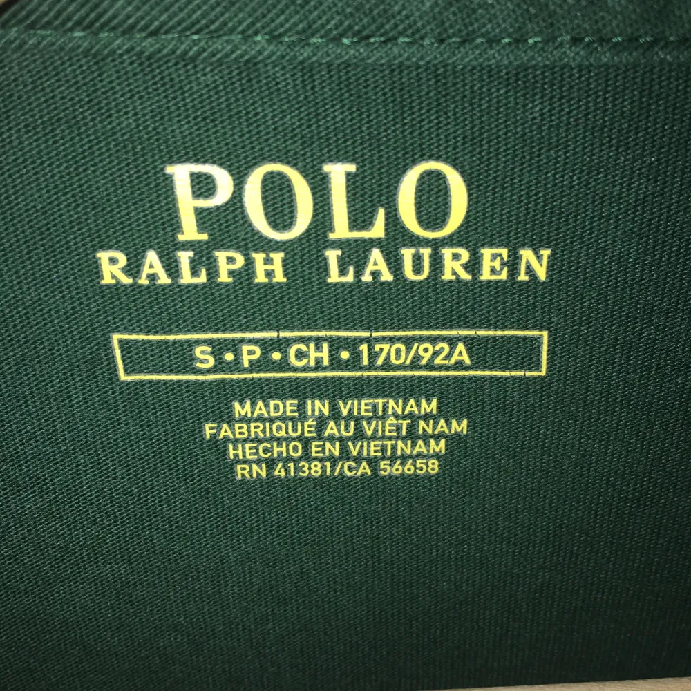 Jag säljer min gröna Ralph lauren tröja. Den är inte använd alls, kommer inte ihåg vart jag har skaffat den för det var väldigt länge sen. Den är rätt så stor så jag skulle säga att storleken är allt ifrån S-L. Köpare står för frakt. . Skjortor.