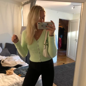 Tröja - Jättefin grön stickad tröja, aldrig använd. Kommer från zara, köpt för 359kr. Frakt tillkommer, budgivningen slutar 7/10 13.00 