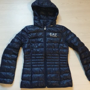 Höst jacka S - En fräsch EA7 jacka,går även att ta av luvan om man vill. 