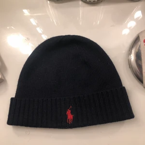 Ralph lauren mössa  - Säljer nu min marinblåa Ralph lauren mössa 😊 Den är bara använd ett par fåtal gånger och är i bra skick, köparen står för frakt 😊