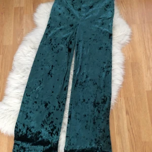 Coola mysbyxor  - Coola mysbyxor eller fest byxor från bik bok i storlek s. Dom är stretchiga så passar större storlekar. Riktigt snygg o cool grön färg som glänser lite. Frakten står på köparen.