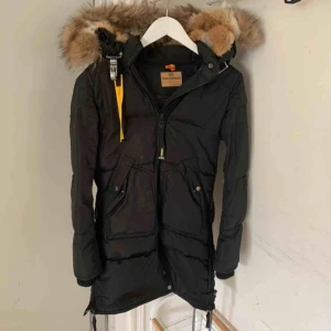  - Parajumper dammodell i fint chick! ❗️Storlek small, men sitter som XSMALL❗️ En gammal årsmodell så parajumper-märket sitter på vänster sida! NYPRIS 10.000kr säljs för 3900kr. För mer info om jackan kontakta mig♥️