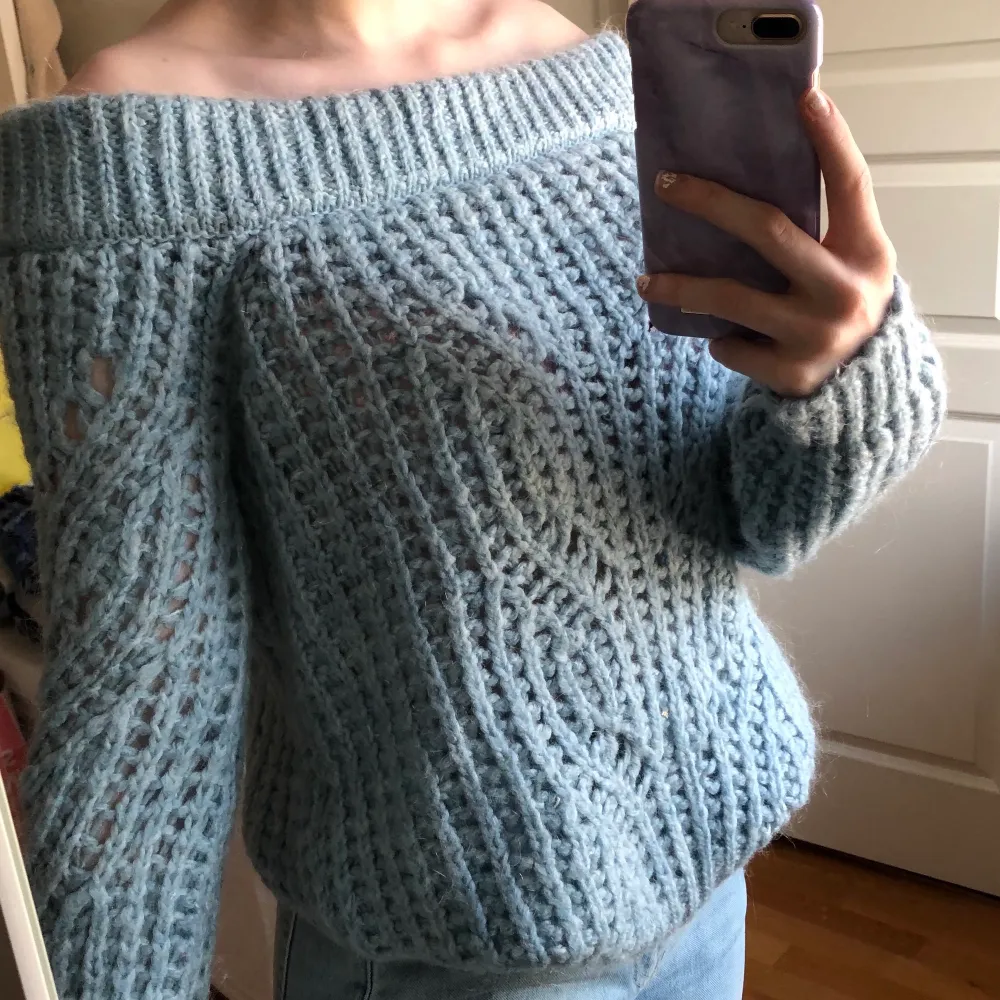 En skön blå stickad tröja som är off shoulder från River Island. Stl 40🥰 köparen står för frakten!💋. Stickat.