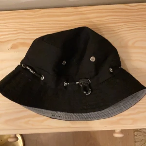 Buckethatt 🖤 - Buckethatt använd en gång 🖤Storleken går att justera. Kan mötas upp i Stockholm eller skicka(köparen står för frakten, 22kr.)🥰