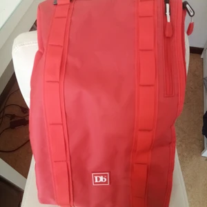 Douchebag Db - Säljer min douchebag för har ingen användning för den,  den är i bra skick inga skador, och den har flera fack för att lägga olika saker på ett stabilt ställe