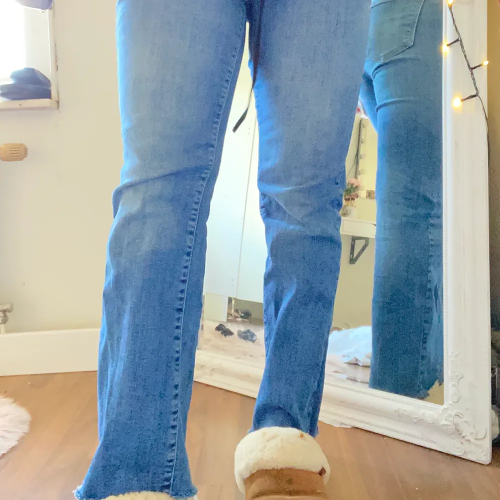 Säljer nu mina blå lite vidare jeans nertill från Vero Moda. Jag tycker om dessa jeans väldigt mycket men dem kommer helt enkelt inte till användning längre. . Jeans & Byxor.