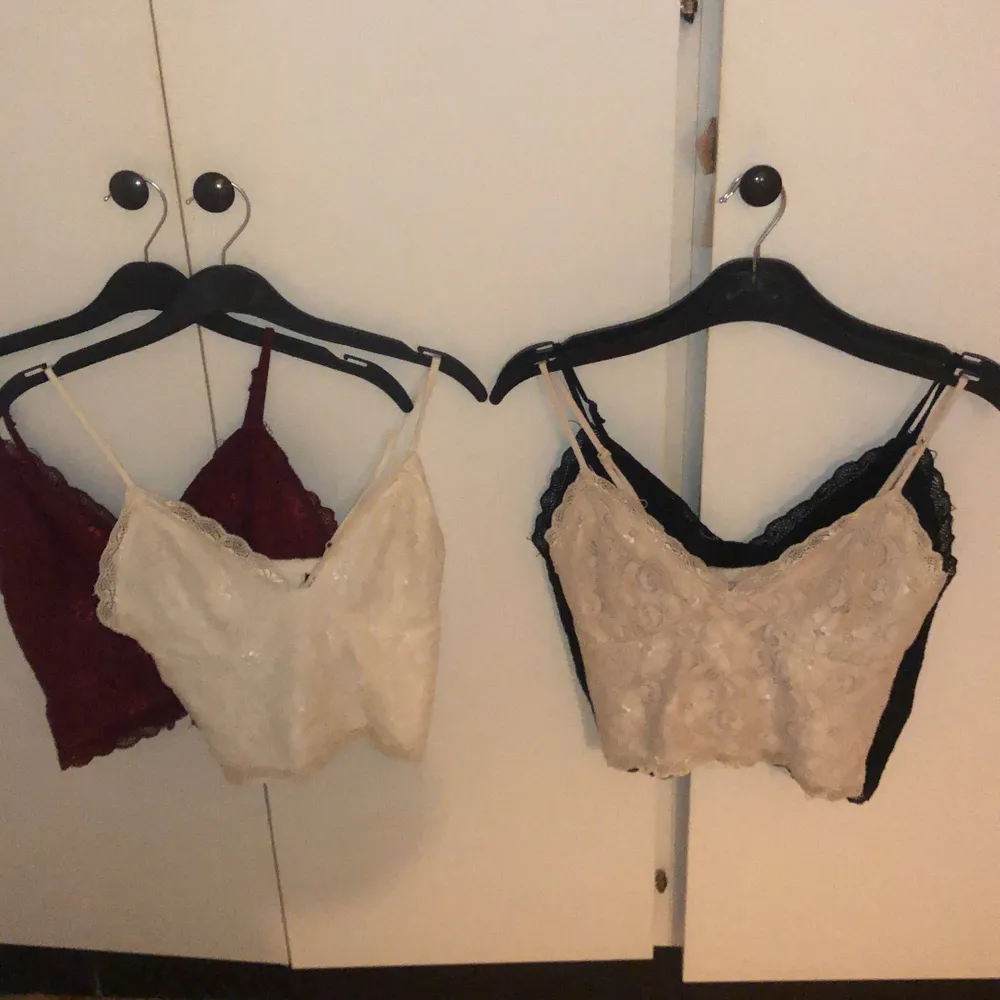 Oanvända söta croptops!  Ta alla 4 för 130 kr. Eller så kostar en topp 40 kr då dem är helt oanvända, skriv om ni vill ha fler bilder. Toppar.