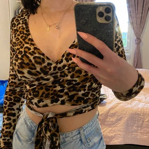 Leopard tröja  - Jätte fin leopard tröja som går att knyta runt midjan, strl XS, kan frakta också 🌸
