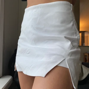 Kjol med undershorts - Jättefin kjol från Zara, köpte den typ 2017 men har typ inte använt den sen dess. Den är så bra att ha typ på fest eftersom den har ”inbyggda” shorts så man behöver inte vara så försiktig trots att den är rätt kort 😍