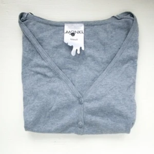  - Monki topp/kofta i grått storlek xs. 
Frakt 42 kr
Kan även mötas på söder. 