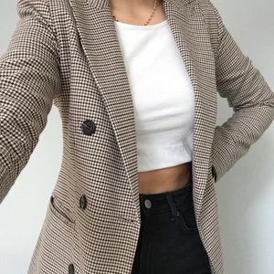 Rutig blazer/kavaj - Rutig blazer från Gina Tricot. Endast använd ett fåtal gånger. Köpt förra hösten för 600kr💕 pris: 150+frakt