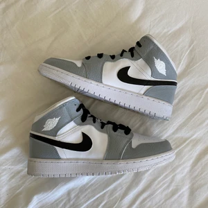 Custom Nikes!!🤍🤍 - Glöm inte att kolla in min instagram @designbysteen där jag säljer custom designade skor och kläder. Använder den bästa färgen på marknaden. Har ni frågor är det bara att slänga iväg ett meddelande😇