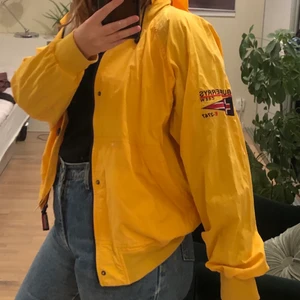 Burberry jacka - Unik burberry sailing crew jacka. Köpt på en vintage affär för 1400kr. Autenthets intyg finns. Finns innerficka och luvan kan man fälla in. Skriv för fler bilder. 