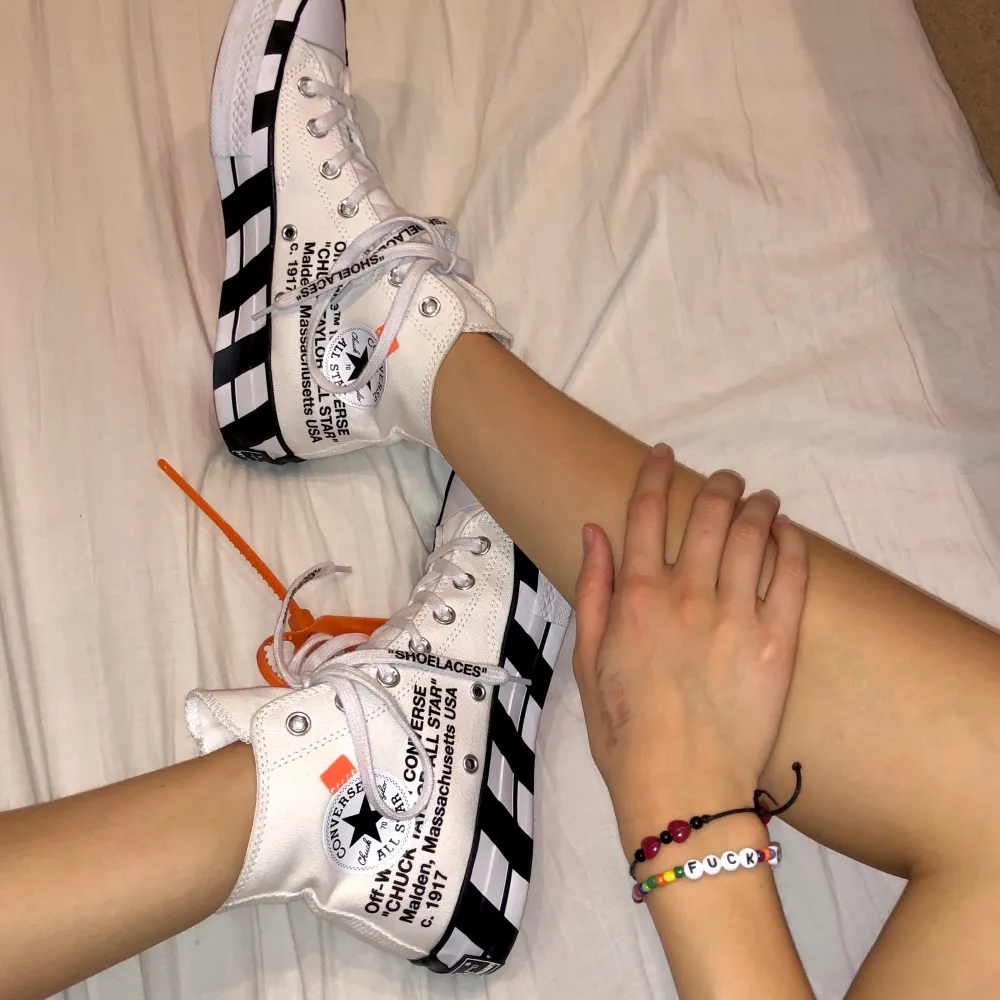 intressekoll på snyggaste skorna från off-white x converse, säljer då de är stora på mig! Köpta på Sellpy med orginallappar på men inte i orginalkartong. Har används utomhus 1 gång men är i toppskick! 💞 DMa vid intresse 🥰 GÅR FÖR ~$500 PÅ GOAT OCH STOCKX!. Skor.