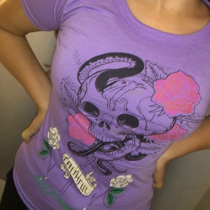  EdHardy topp - Super fin lila EdHardy aktig topp. Materialet är stretchig så passar allt från XS-M beroende på hur man vill att den ska sitta! Hör av er vid frågor eller för fler bilder💜