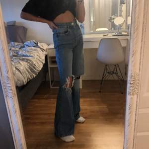 Gina perfect jeans, jätte snygga och långa. Jag är 173 och det passar bra på längden. Storlek 36 men stora i storleken. De har hål på varsitt knä. Köpte de för 600kr 