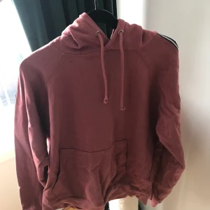 Hoodie  - ”Rosa” i färg, tryck på armarna och fint skick!