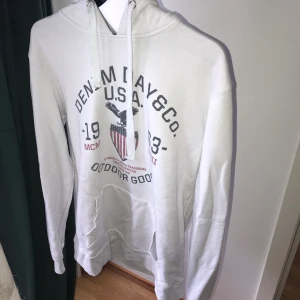 Hoodie - Vit hoodie med tryck, den är lite nopprig men inget jag tycker stör. 