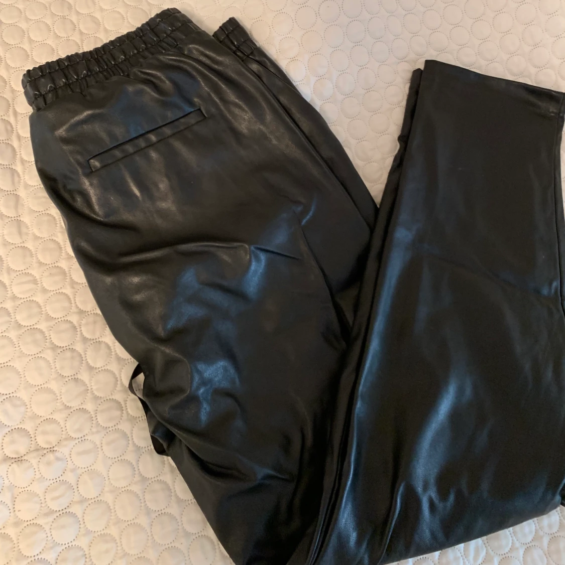 Svarta byxor i skinnimitation  - 91