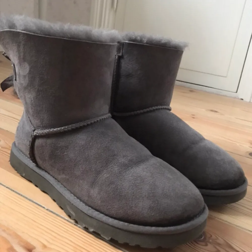 Äkta gråa uggs som säljes då de är för stora. I använt, men fint skick. Har små fläckar längs fram vid tårna, dock inget man tänker på. Kom gärna med eget prisförslag så går det säkert att lösa😊. Skor.