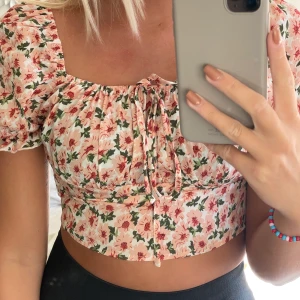 Blus - Söt oanvänd blus, går att ha på två sätt. Köpare står för frakt🦋