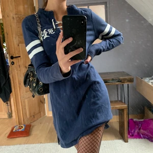 Ralph Lauren RUGBY Klänning  - JÄTTE cool, snygg Rugby klänning av ralph lauren. (Klänningen har inte en typisk “raffe logga” då det är Rugby❤️😍 Klänningen är i jätte bra skick och är inte köpt vintage men ger ändå en vintage style! Den är stl.M🤓Jag är 170cm. Skriv till mig!❤️❤️❤️❤️