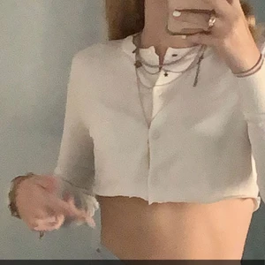 Topp/kofta - Jättefin kort kofta som jag köpte från H&m o croppade själv, kommer tyvärr inte till användning o bara använd en gång. Köparen står för frakt!🤍
