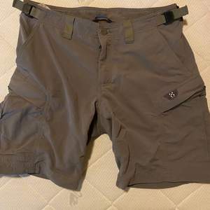 Ett par mörkgråa shorts från Haglöfs. Shortsen är i storlek S och kostar 100kr. Köparen står för frakten.