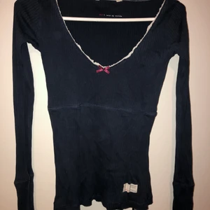 Odd Molly tröja - Odd Molly tröja storlek xs, litet hål på nedre delen av magen 