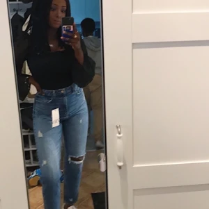 Zara Jeans med slitningar - !! INTRESSEKOLL !! Tänkte kolla ifall någon är intresserad av mina zara jeans de är köpta för bara några veckor sedan och är endast testade (lapparna sitter kvar) dvs de är i nyskick. Jag är 170cm och byxorna är i strl 38. De är ganska bra i längden, lite korta men de är inget jag stör mig på. Inköpspriset : 359kr + frakt. Buda gärna i kommentarerna eller i privat. Hör gärna av er vid intresse eller frågor ☺️💕 