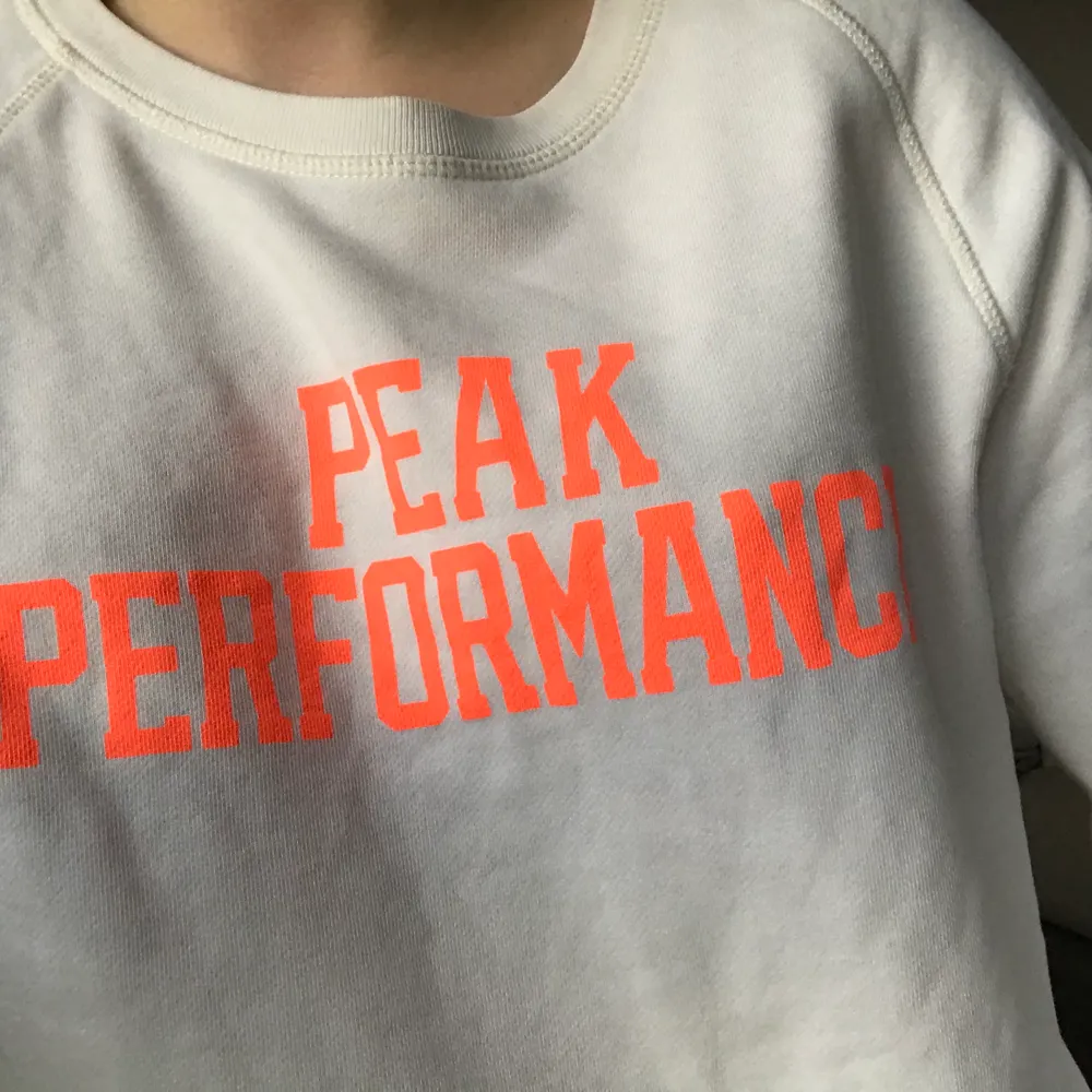 Peak performance tröja med neon tryck på, super cool men används ej speciellt mycket tyvärr. Tröjor & Koftor.