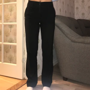 Kostymbyxor  - Här har vi ett par till sköna kostymbyxor! Lindex storlek 36. Randiga och långa. Jag är 173 cm