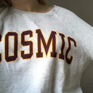 Sweatshirt  - Grå sweather ifrån hm med texten ”Cosmic”