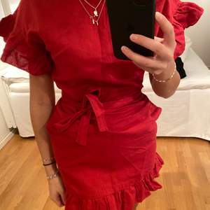 Röd volangkläning med fickor från Mango. Storlek XS. ❤️