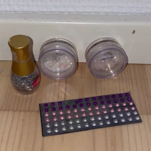 Glitter till naglar - Glitter och stenar att sätta på naglarna några stenar har trillat av men inget är använt 