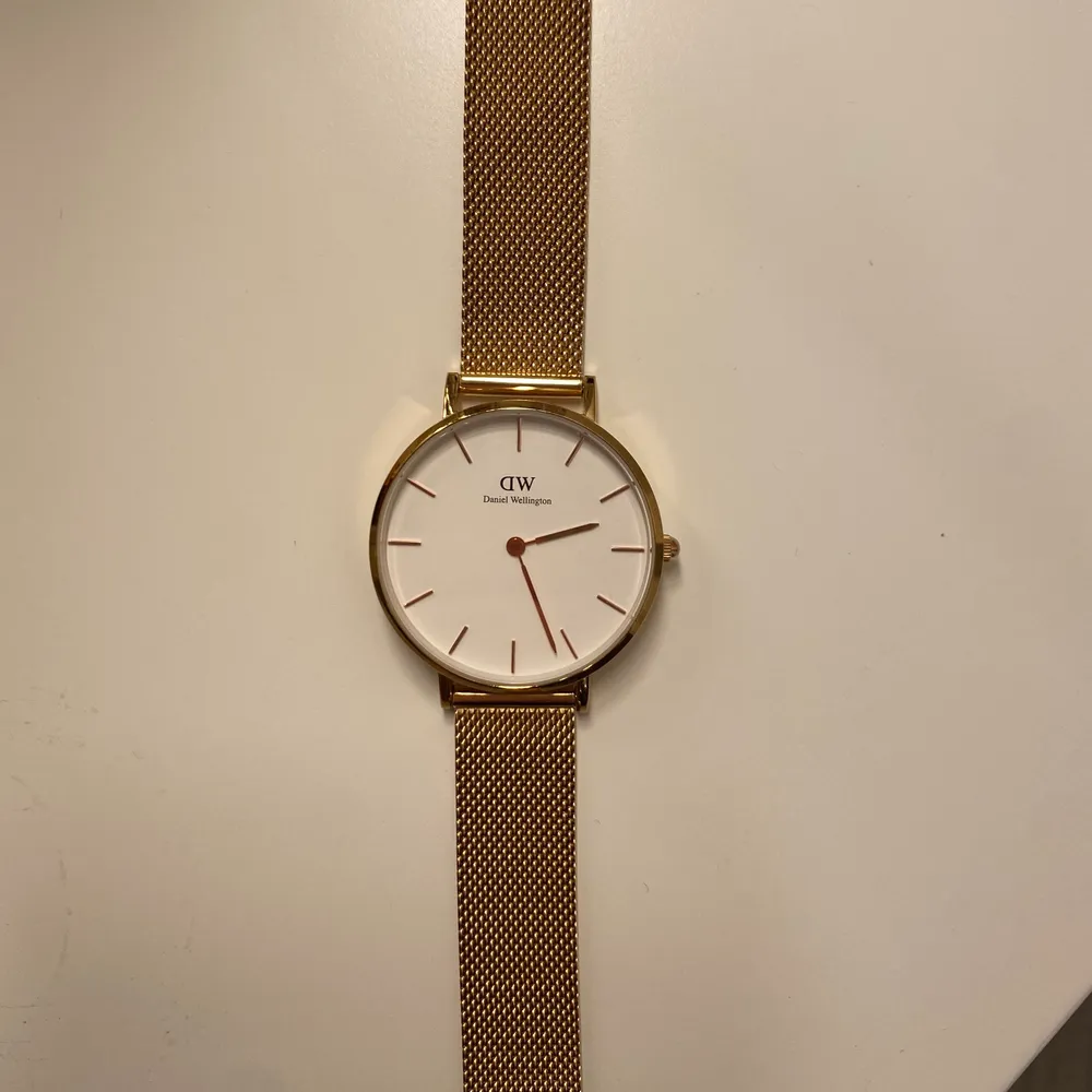 Säljer min Daniel Wellington klocka som är exakt som ny, har använt den två gånger💘 har tillhörande box (köparen står för frakten) finns tillhörande armband som jag även säljer✨✨nypris för bara klockan är 1299kr. Accessoarer.