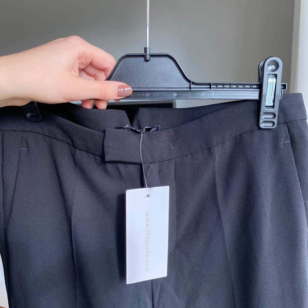 Säljer dessa kostymbyxor från Chiquelle i stl. 36(passar dock 34/XS). De är från typ 2017/2018 men har aldrig använt dem (pga för små) och lappen är kvar! De sitter lite tightare där uppe och svänger ut lite vid benen(se bild 1). Köpare står för frakt💕. Jeans & Byxor.