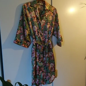 Vintage klänning/nattklädnad - Så fint plagg som från början varit ett nattplagg, men den är så fin att jag haft den som klänning🤷‍♀️ sidenlikt material. Band i midjan som man kan ta bort om man vill. Uppskattar storleken till M
