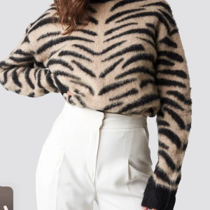 Stickad tröja - Säljer en super fin stickad tröja från NAKD, använd fåtal gånger då den it passade så bra i armana på mig, den är i st S