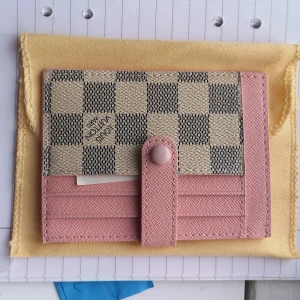 Korthållare  - Liten korthållare ljusrosa ny kan skickas, köpare står för frakt, eller mötas upp i Karlskrona eller visa dagar i Kalmar 